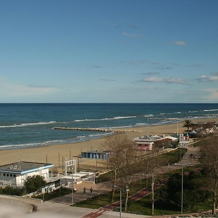 Hotel Holiday Pescara Exterior photo